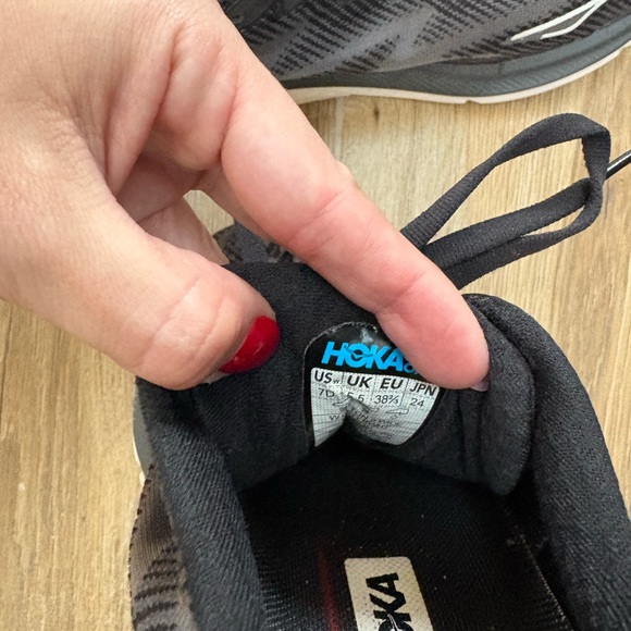 Woman’s hoka Clifton 9.  size 7 - Picture 5 of 5